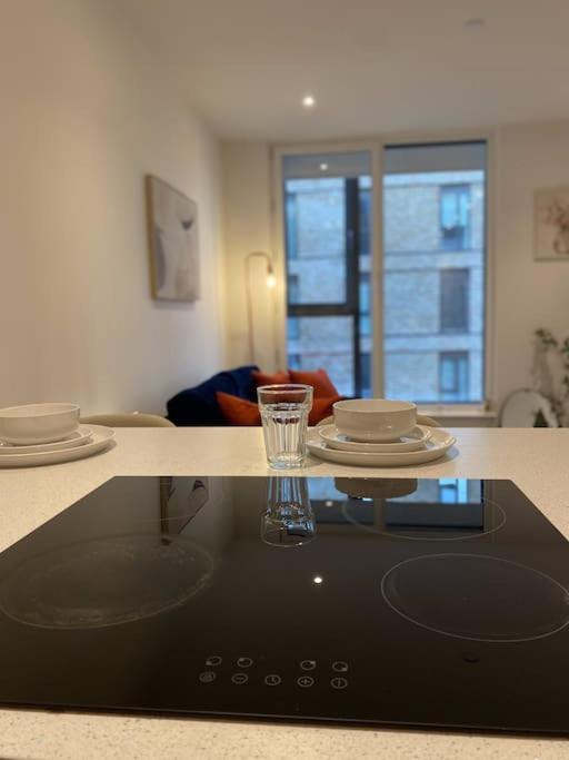 Modern Trafford 1Br Apartment-Free Parking-Cinema Room マンチェスター エクステリア 写真