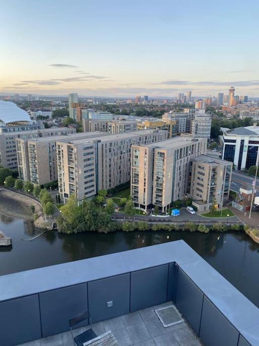 Modern Trafford 1Br Apartment-Free Parking-Cinema Room マンチェスター エクステリア 写真