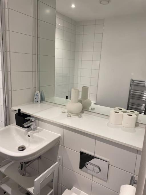 Modern Trafford 1Br Apartment-Free Parking-Cinema Room マンチェスター エクステリア 写真