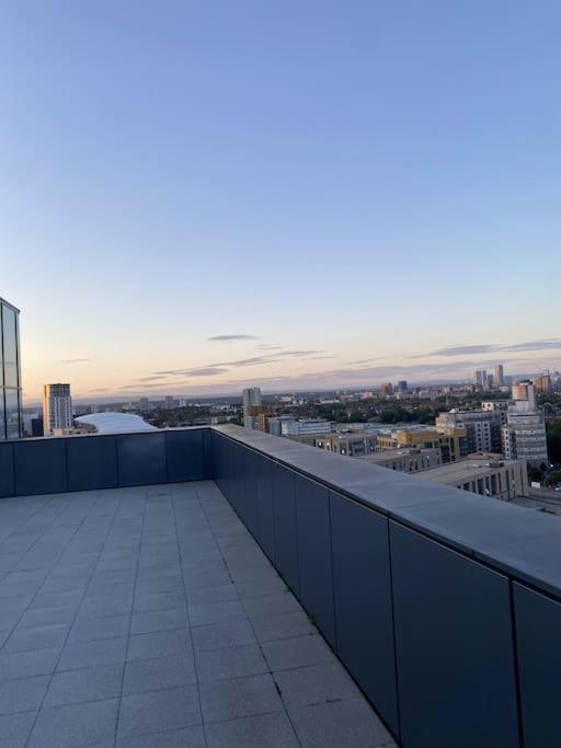 Modern Trafford 1Br Apartment-Free Parking-Cinema Room マンチェスター エクステリア 写真