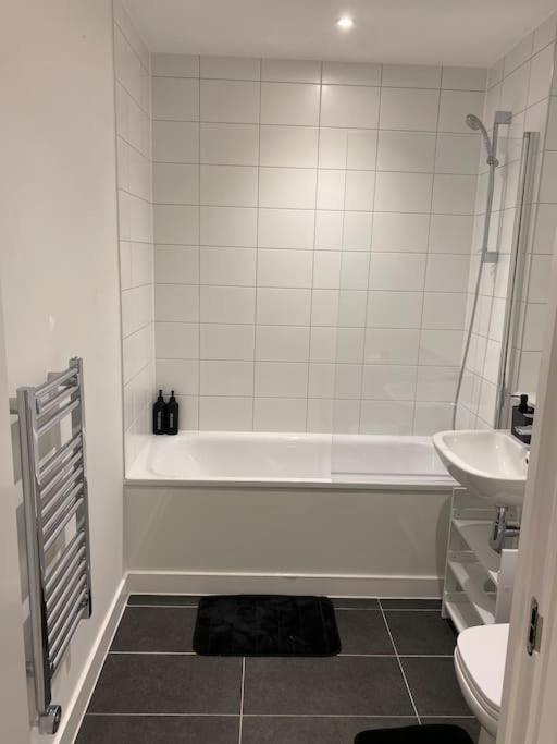 Modern Trafford 1Br Apartment-Free Parking-Cinema Room マンチェスター エクステリア 写真