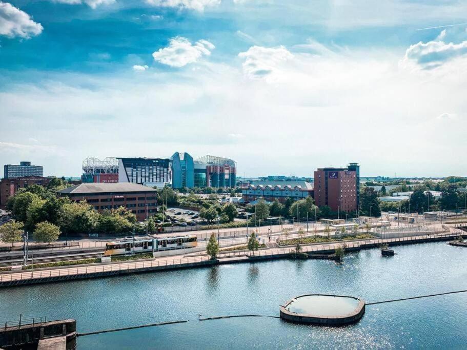 Modern Trafford 1Br Apartment-Free Parking-Cinema Room マンチェスター エクステリア 写真
