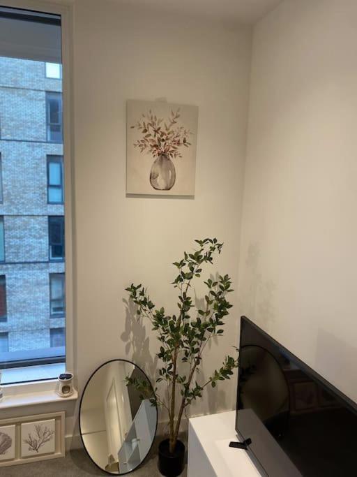 Modern Trafford 1Br Apartment-Free Parking-Cinema Room マンチェスター エクステリア 写真