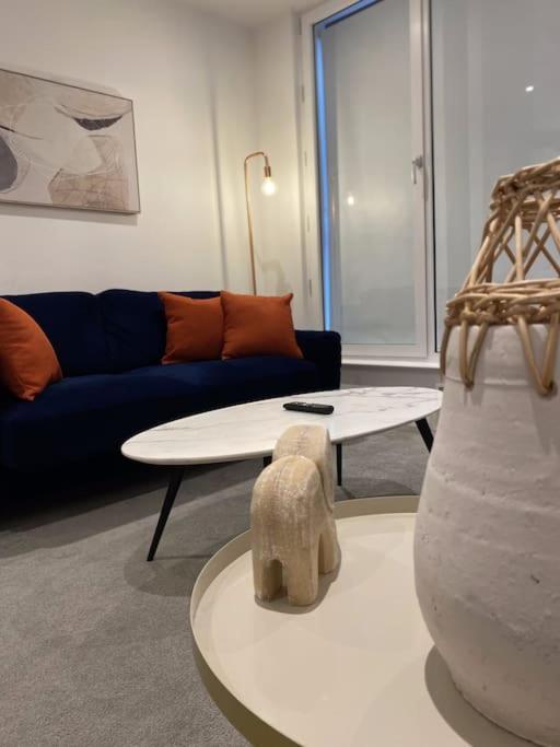 Modern Trafford 1Br Apartment-Free Parking-Cinema Room マンチェスター エクステリア 写真