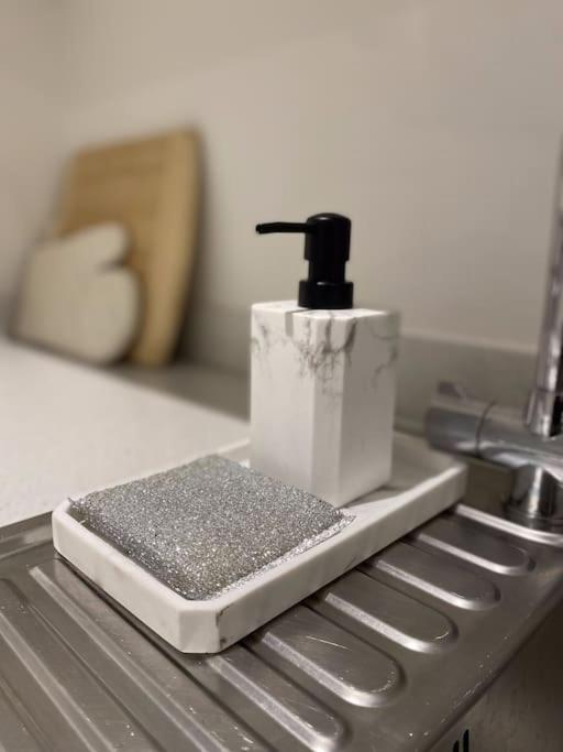 Modern Trafford 1Br Apartment-Free Parking-Cinema Room マンチェスター エクステリア 写真