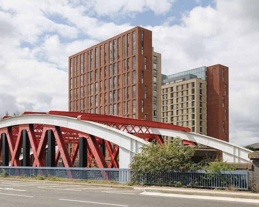 Modern Trafford 1Br Apartment-Free Parking-Cinema Room マンチェスター エクステリア 写真