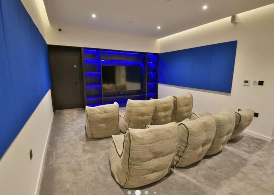 Modern Trafford 1Br Apartment-Free Parking-Cinema Room マンチェスター エクステリア 写真