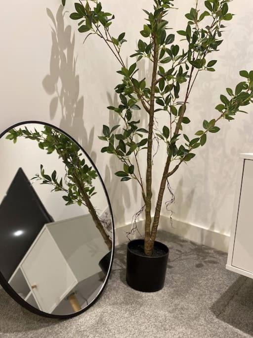 Modern Trafford 1Br Apartment-Free Parking-Cinema Room マンチェスター エクステリア 写真