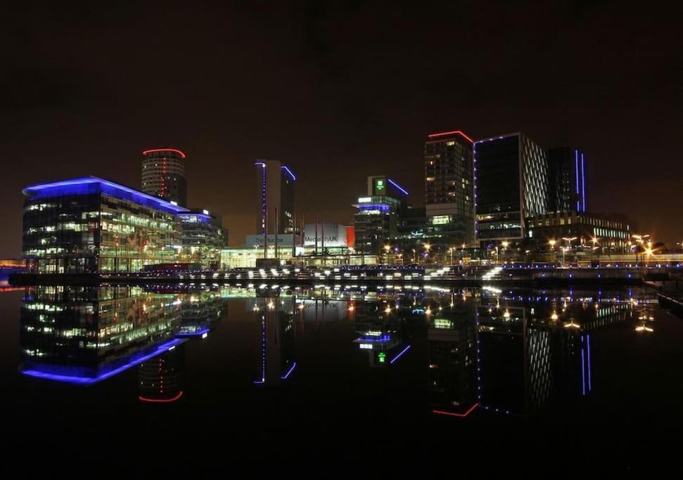 Modern Trafford 1Br Apartment-Free Parking-Cinema Room マンチェスター エクステリア 写真