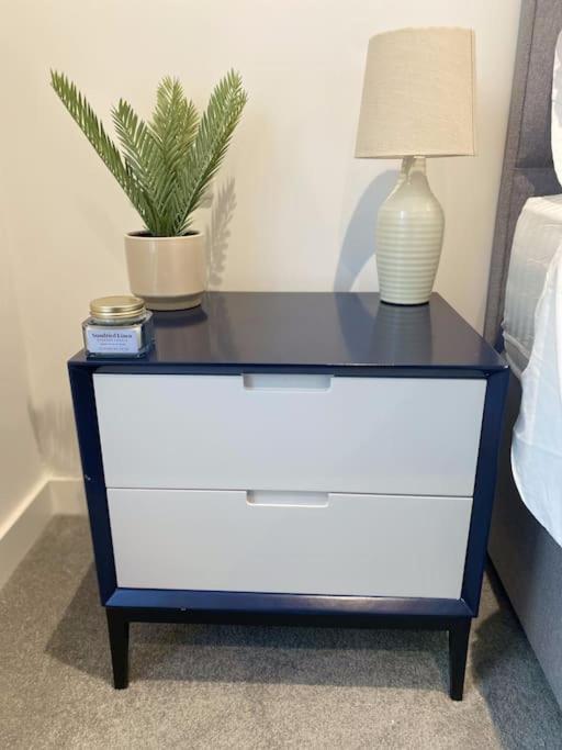 Modern Trafford 1Br Apartment-Free Parking-Cinema Room マンチェスター エクステリア 写真