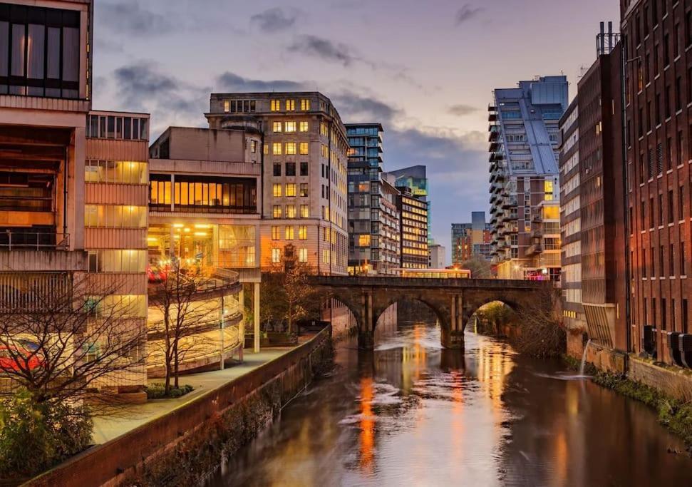Modern Trafford 1Br Apartment-Free Parking-Cinema Room マンチェスター エクステリア 写真